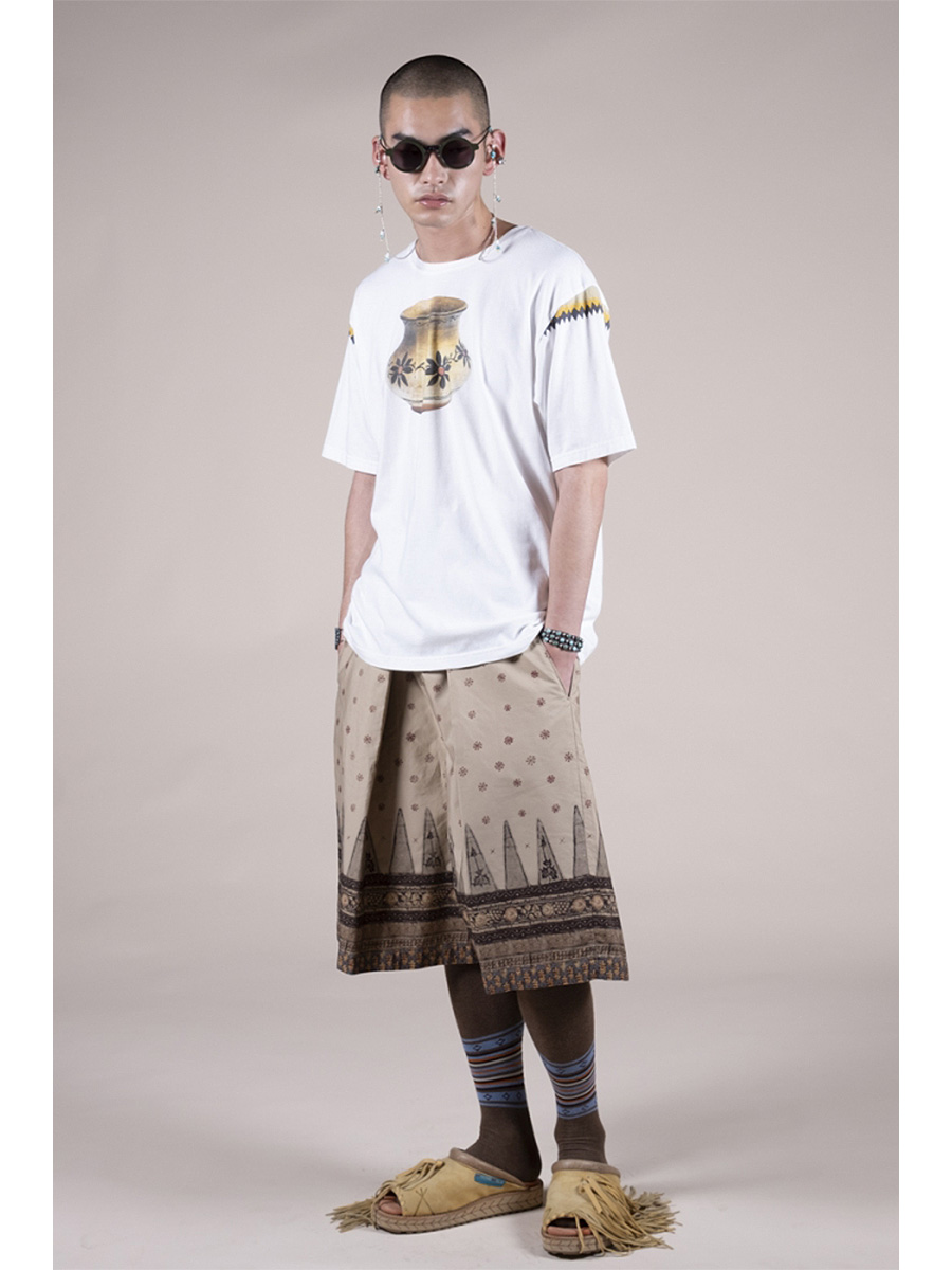 総柄ショートジャケット KONDO EIKO 42 寸法図【NO.516】ヨーク切り替えのスタンドカラーショートジャケット 光沢素材 変形デザイン ジャケット・アウター